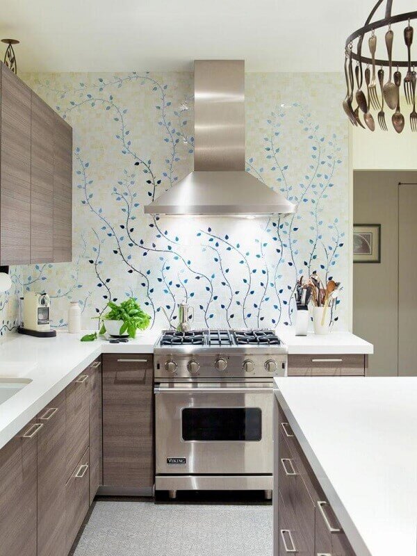 Decoração de cozinha clean com papel de parede floral delicado