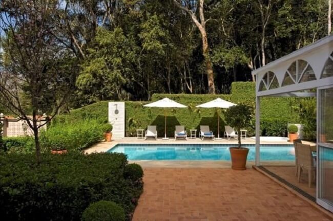 Projeto de casa com piscina retangular e jardim