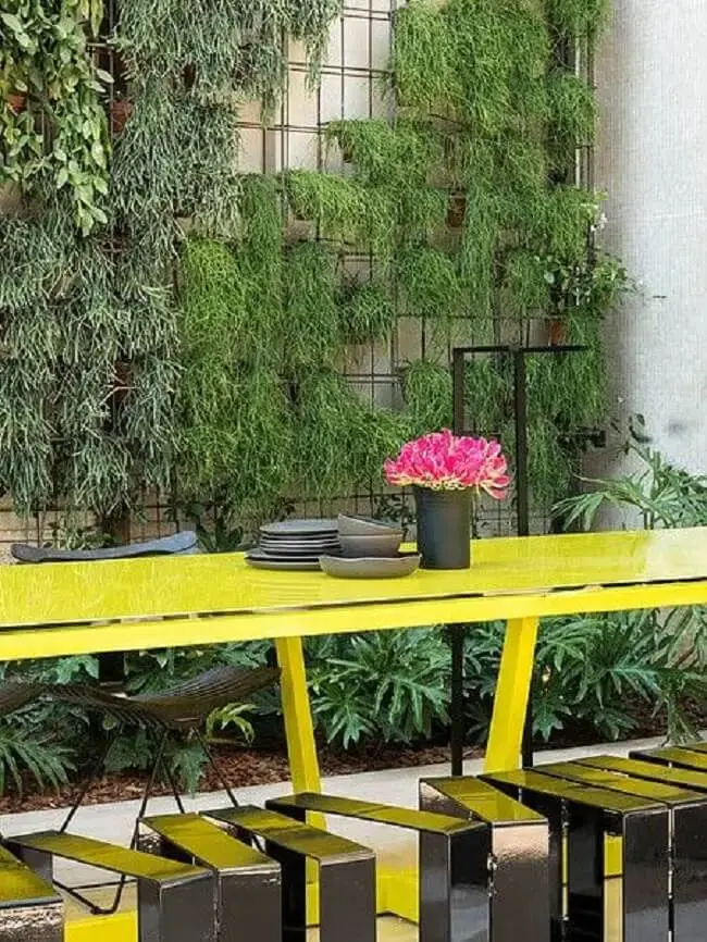 Área externa decorada com diversos vasos de parede para plantas