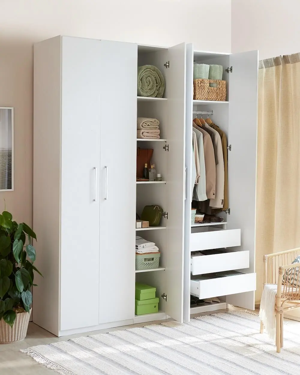 A cor branca nos armários dão um toque delicado e minimalista ao espaço