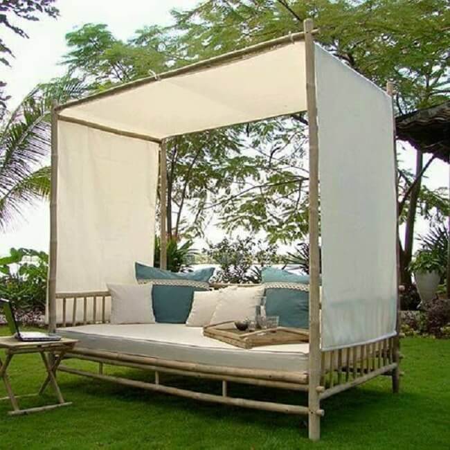 A cobertura minimiza a luz natural para quem senta no sofá de bambu