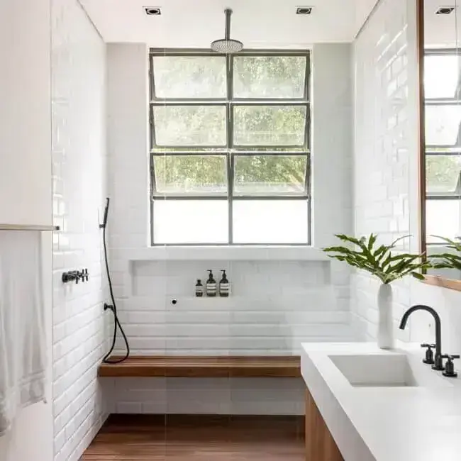 A janela do banheiro permite maior circulação de ar no ambiente
