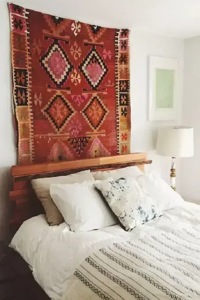 A tapeçaria de parede está alinhada com a cama de casal