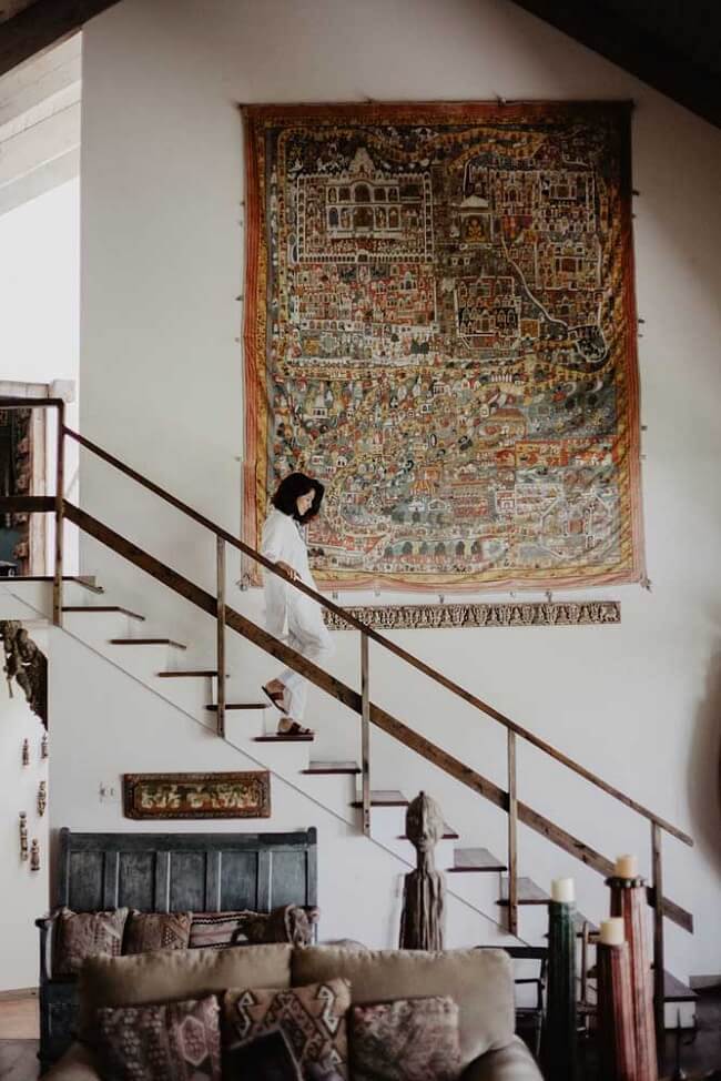 A tapeçaria de parede antiga se destaca na decoração do ambiente
