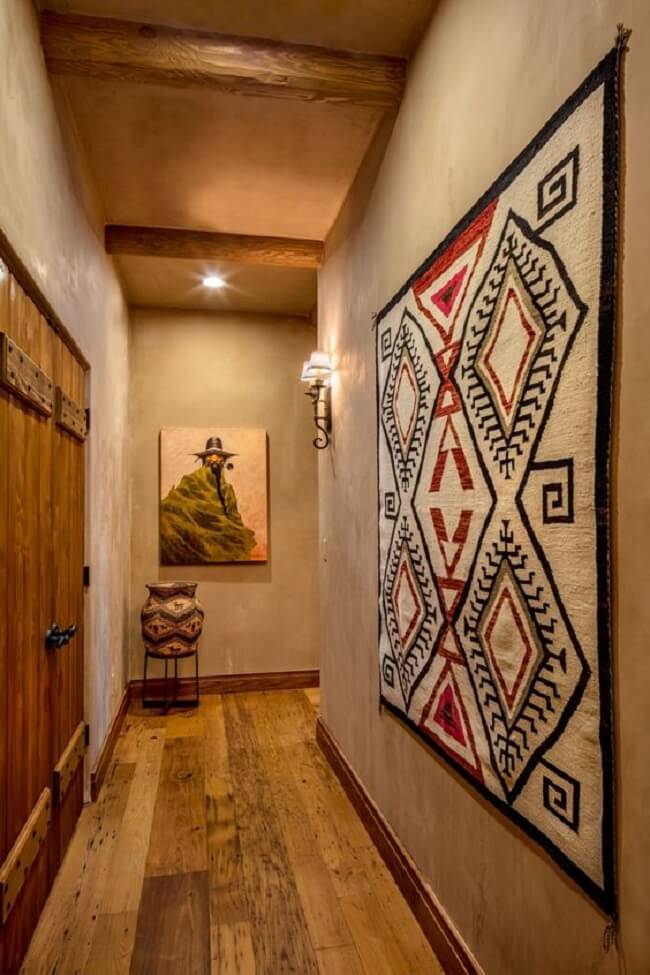 A tapeçaria de parede antiga traz um toque especial para o corredor