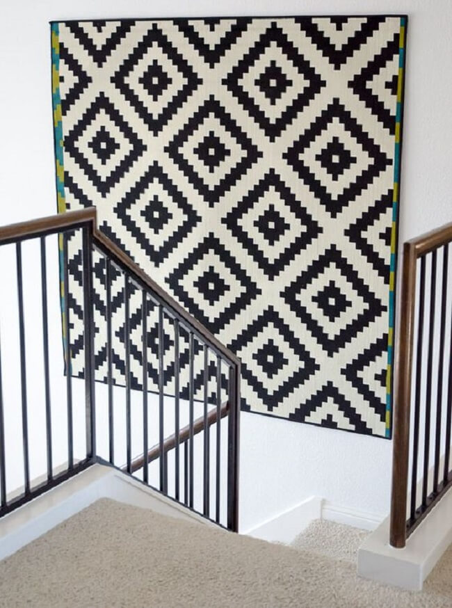 A tapeçaria de parede decora a escada do imóvel