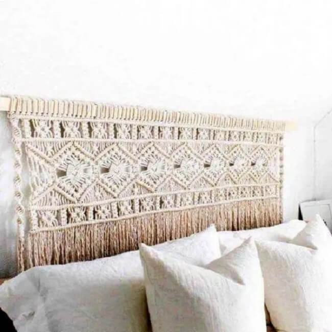 A tapeçaria de parede macramê pode substituir a cabeceira da cama