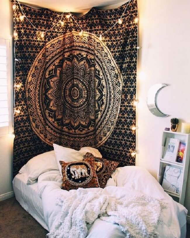A tapeçaria de parede mandala desperta muito aconchego no quarto