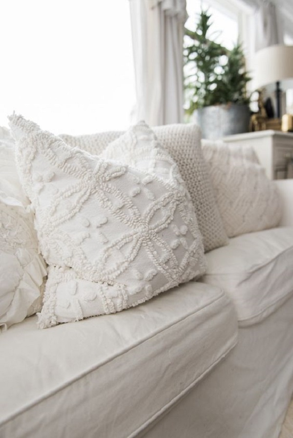 Almofada de tricô feito a mão clara para sofá branco