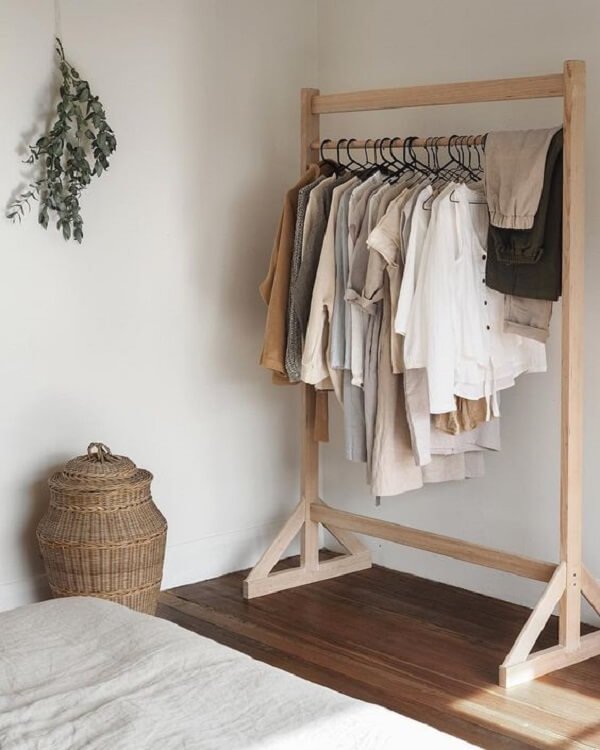 Arara de roupas de madeira para organização do quarto