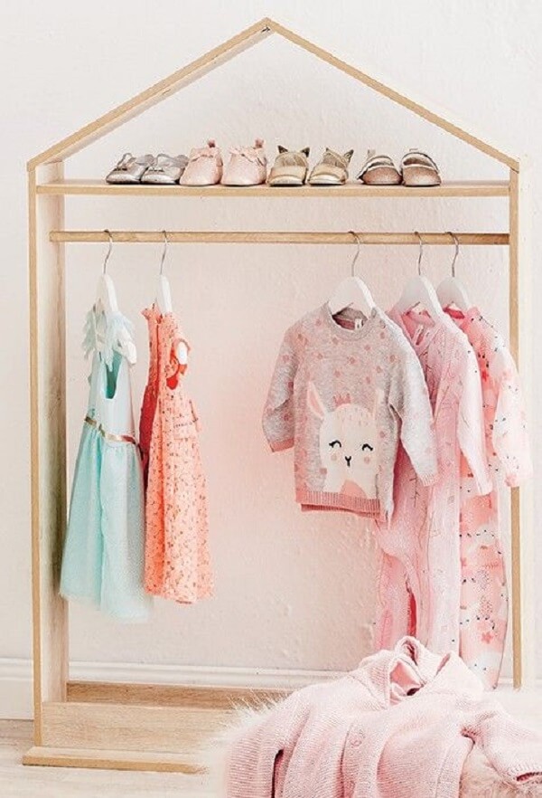 Arara de roupas de madeira para quarto infantil em formato de casinha