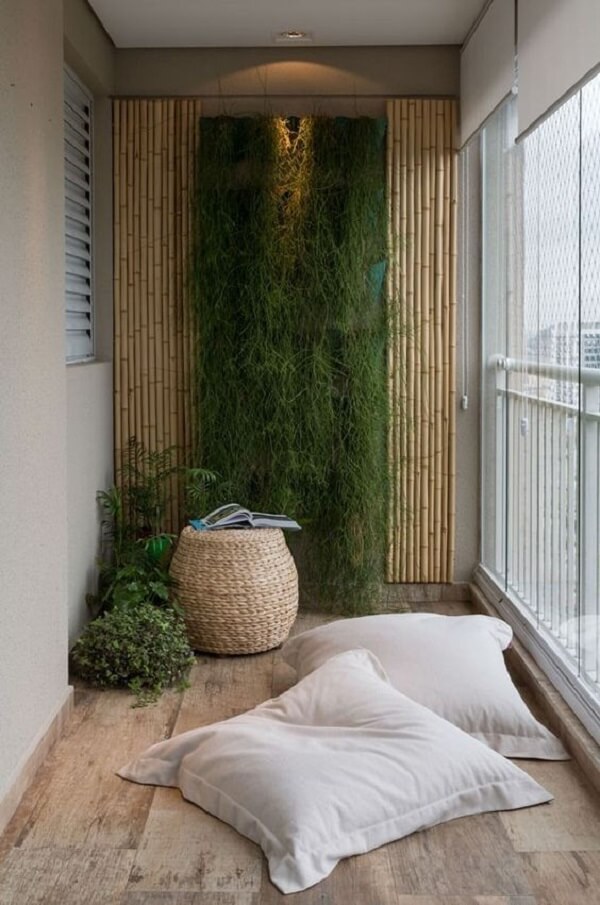 Bambu ornamental na sacada ou varanda de casa