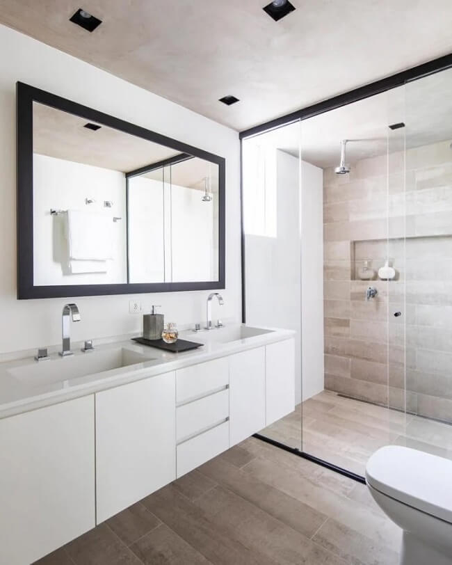 Banheiro clean com revestimento claro e chuveiro de teto