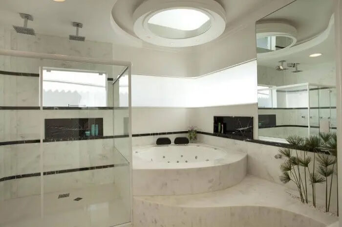 Banheiro de luxo com revestimento de mármore e chuveiro de teto
