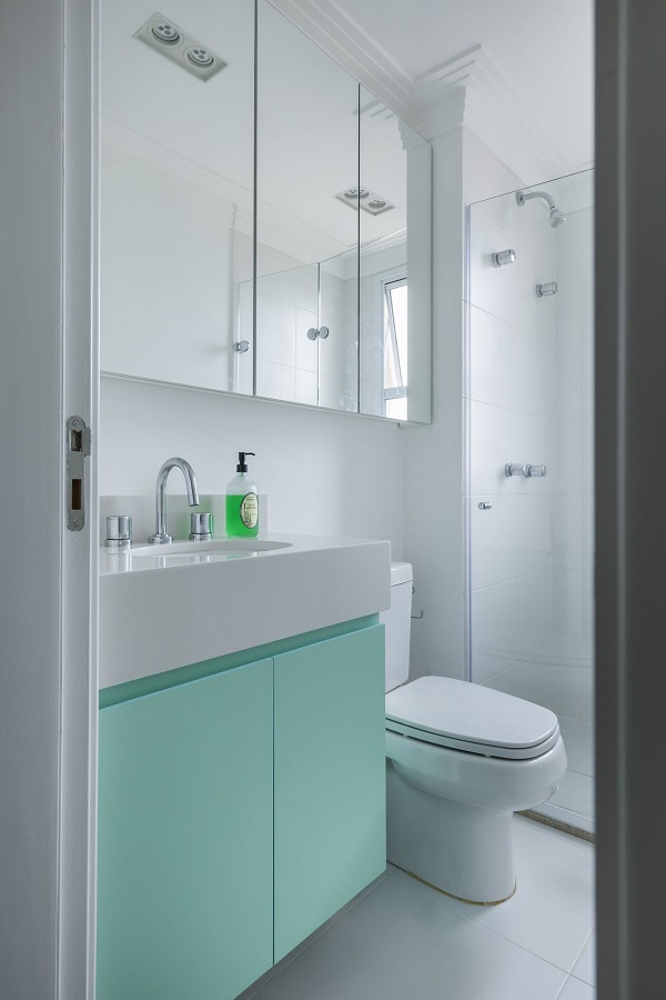 Banheiro decorado com cores que combinam com verde água