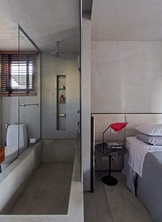 Banheiro jovem com banheira e chuveiro de teto