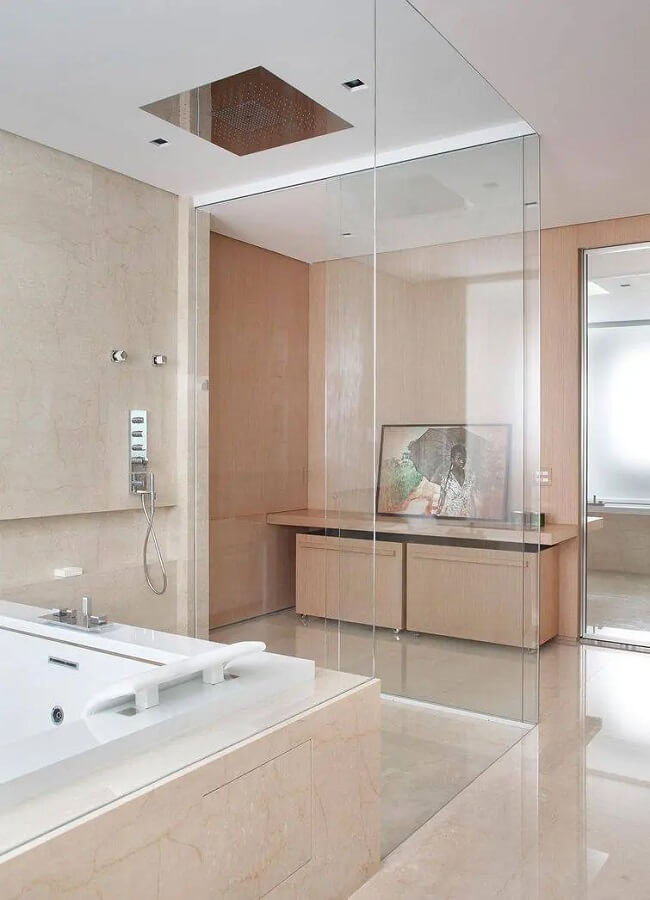 Banheiro moderno com banheira e chuveiro de teto cromado