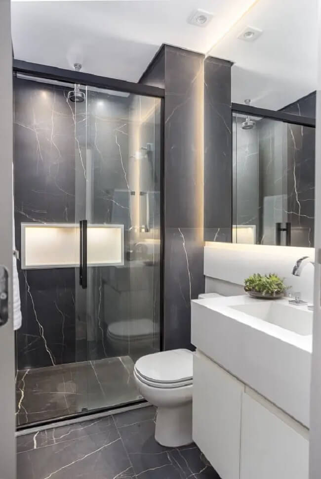 Banheiro sofisticado com revestimento escuro e chuveiro de teto