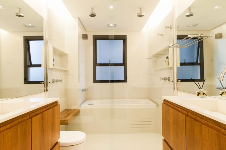 Banheiro compartilhado com chuveiro de teto. Fonte: Studio Scatena Arquitetura