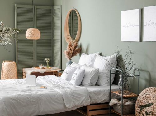 Quarto de casal em verde oliva. Fonte: AdobeStock