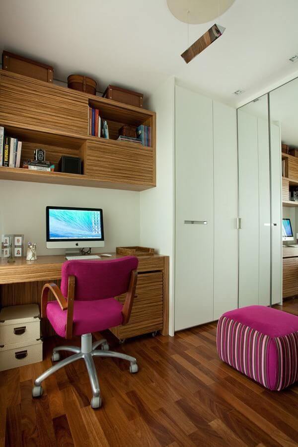 Cadeira ergonômica na organização de quarto pequeno com mesa de estudo