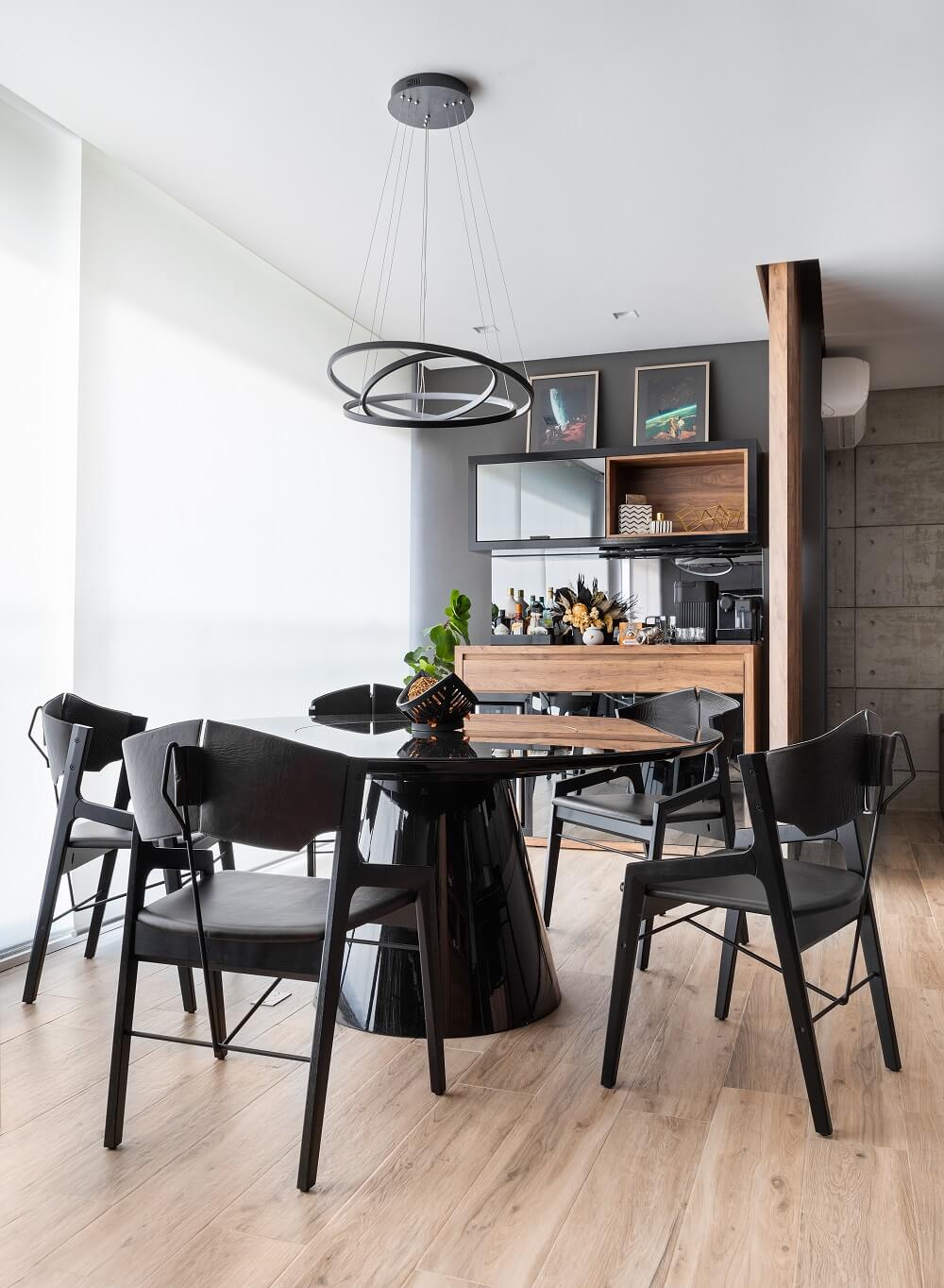 Sala de jantar moderna com mesa redonda de madeira. Foto: Fernando Crescenti