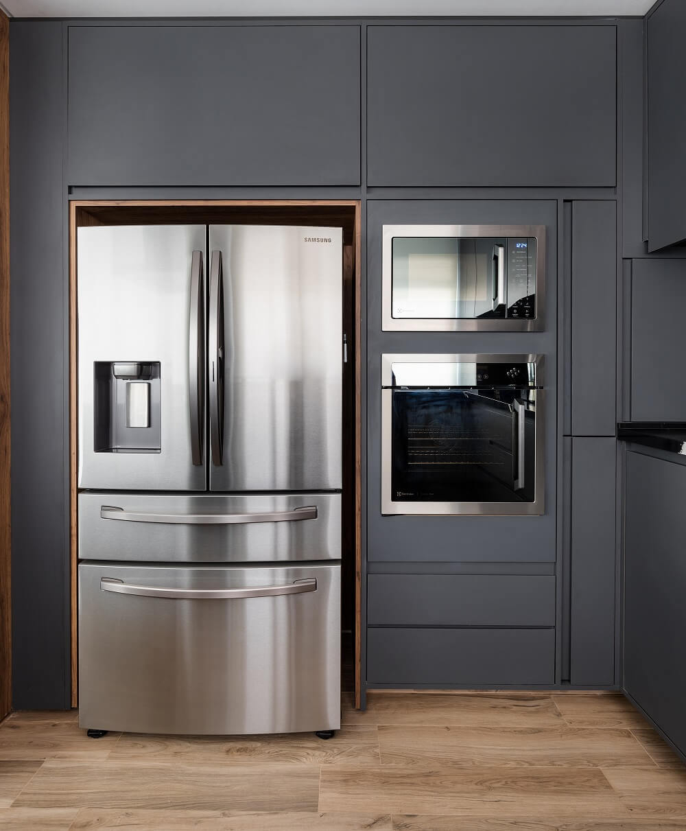 Os armários da cozinha feitos sob medida permitem o encaixe perfeito dos eletrodomésticos. Foto: Fernando Crescenti
