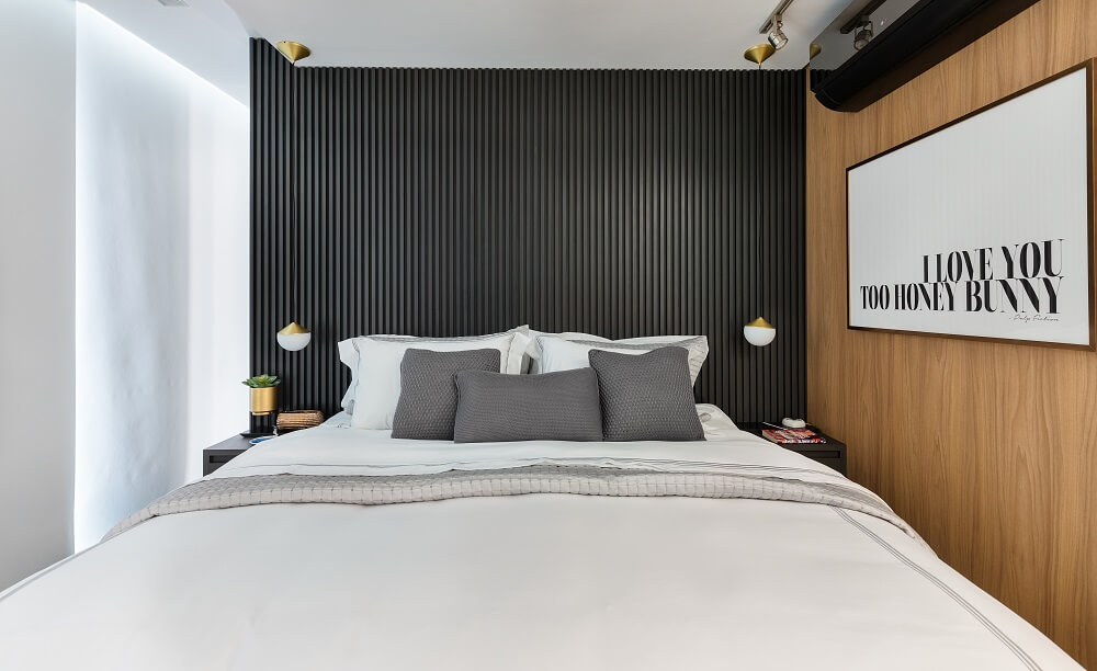 Tons de cinza, branco e madeira predominam na decoração do quarto de casal. Foto: Fernando Crescenti