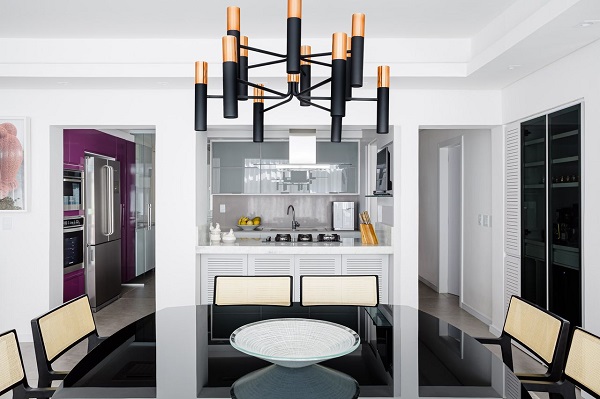 Casa moderna decorada com cores que combinam com roxo na cozinha