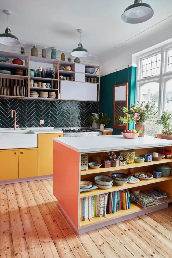 Cozinha com armários amarelos e revestimento verde esmeralda