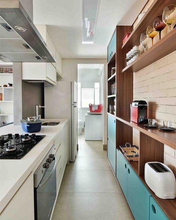 Cozinha com porcelanato acetinado e armário azul 