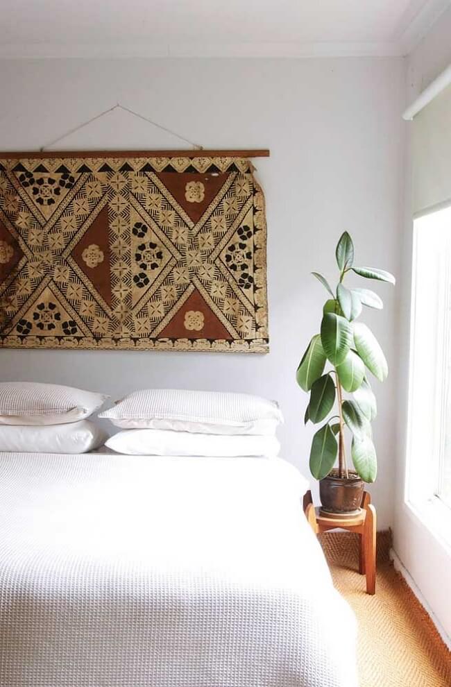 Decoração de quarto clean com tapeçaria de parede