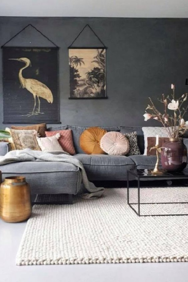 Decoração de sofá com manta cinza