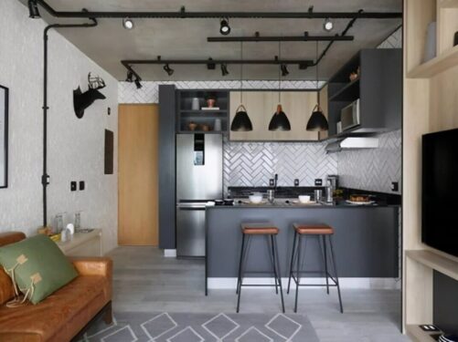 Decoração estilo industrial para apartamento de solteiro com metro white e sofá de couro Foto Mariana Orsi