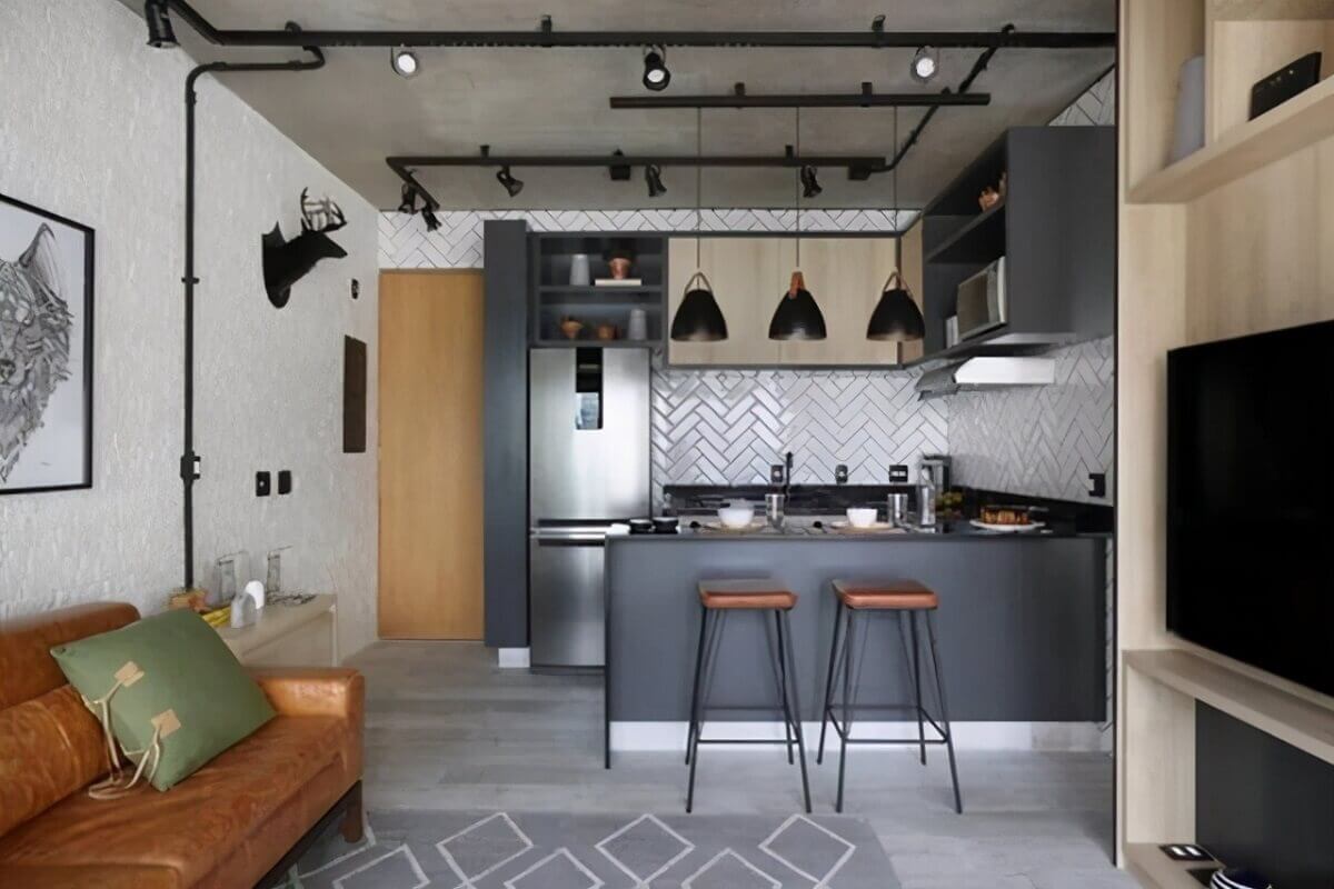 Decoração estilo industrial para apartamento de solteiro com metro white e sofá de couro Foto Mariana Orsi