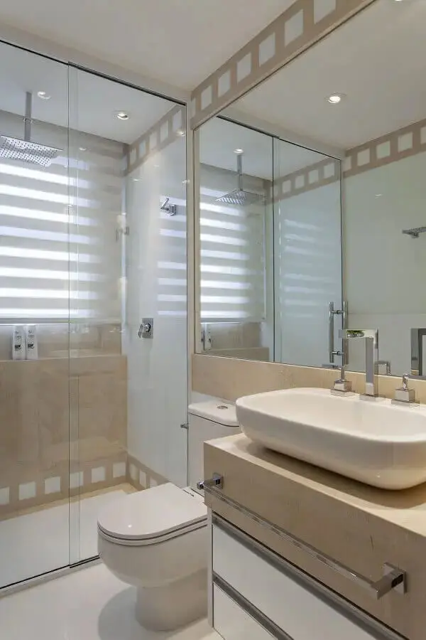 Decoração de banheiro simples com chuveiro de teto