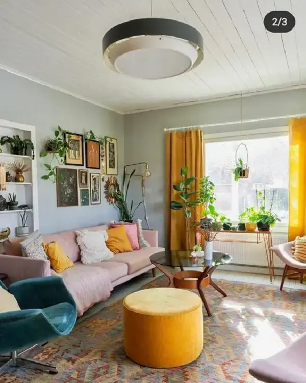 Decoração de sala amarela com sofá com manta neutra