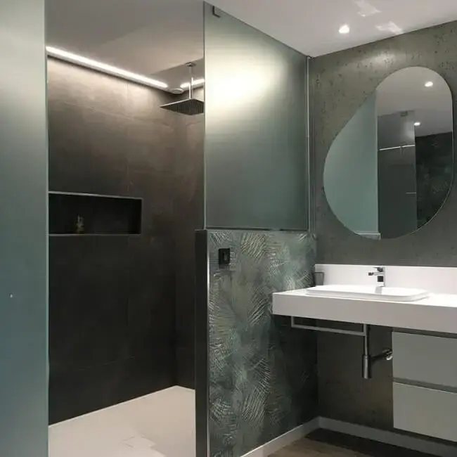 Decoração moderna e elegante com chuveiro de teto e espelho orgânico