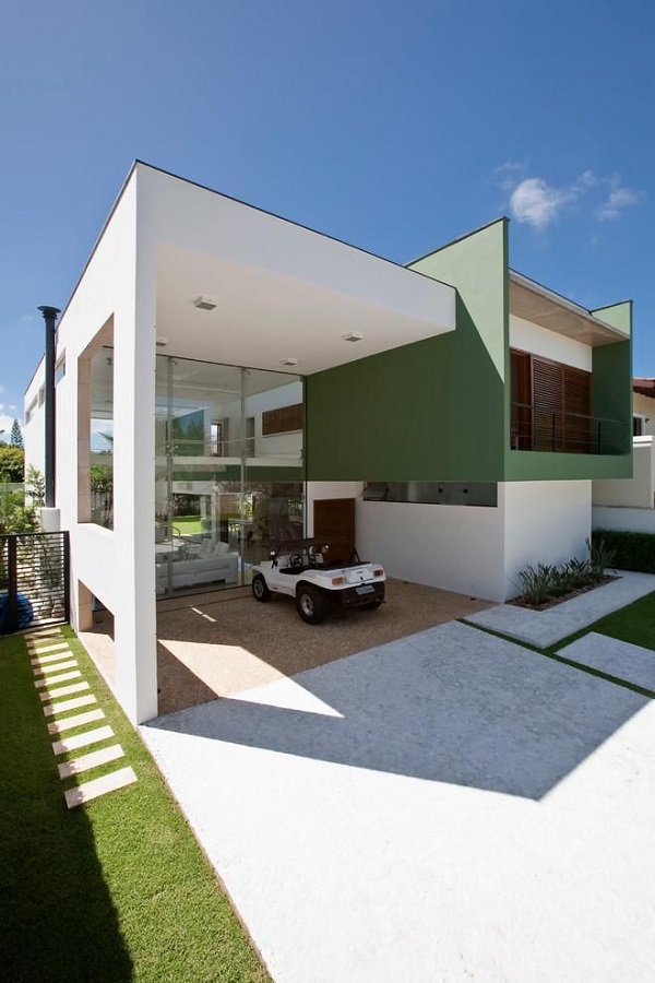 Fachada de casa decorada com cores que combinam com verde e branco