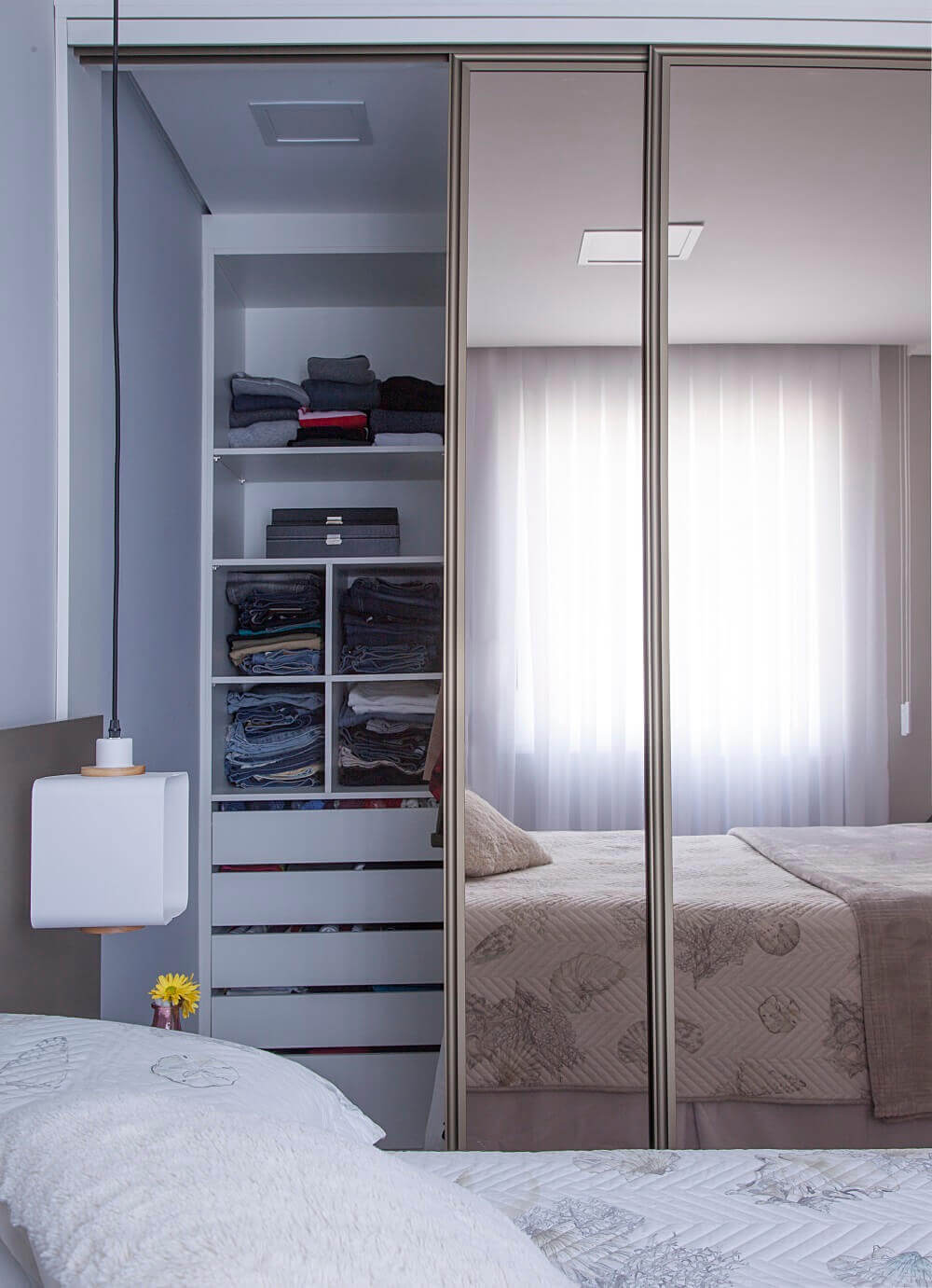 Mesmo com a metragem reduzida o arquiteto conseguiu instalar um instalar um closet no quarto da jovem