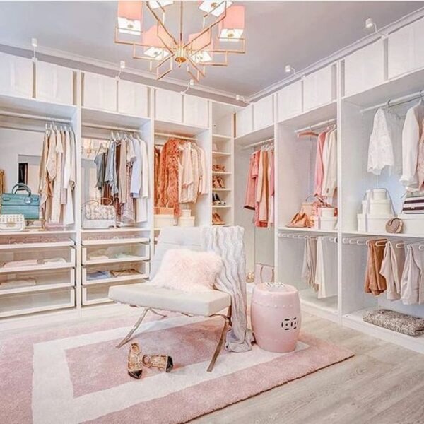 Ideias de closet branca e dourada em tons rosa