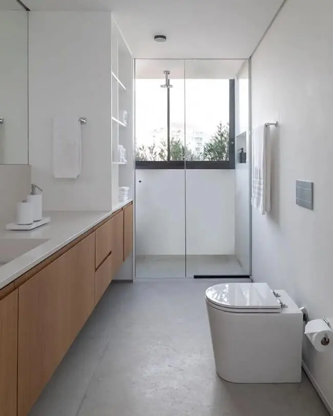 Iluminação natural e ventilação deixam o banheiro com chuveiro de teto ainda mais aconchegante