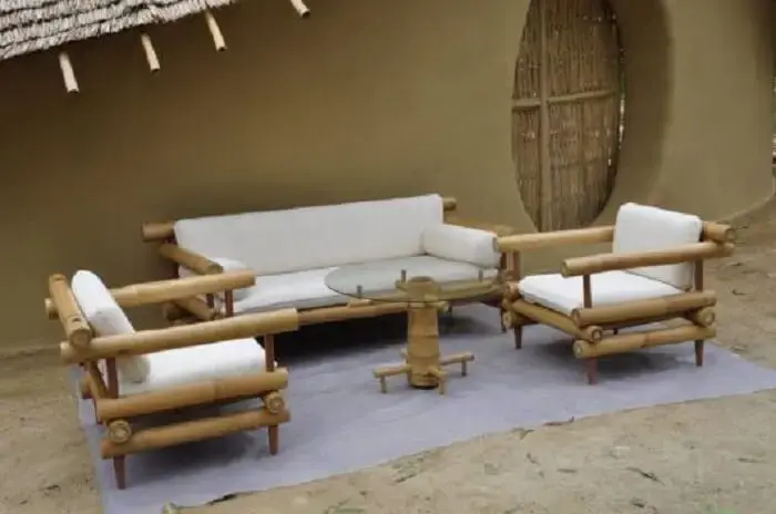 Invista no jogo de sofá de bambu com mesa de centro
