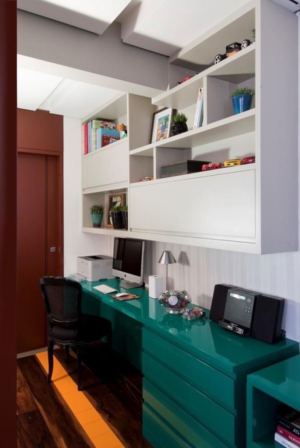 Mesa de escritório decorado com cores que combinam com verde 