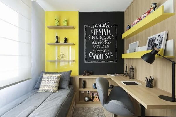 Mesa de estudo para quarto amarelo e cinza