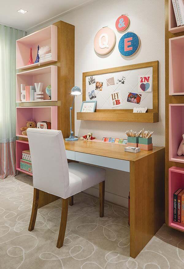 Mesa de estudo para quarto infantil de madeira