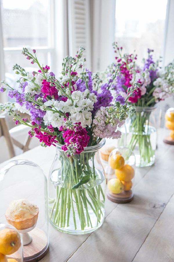 Mesa de jantar com vaso de vidro para flores