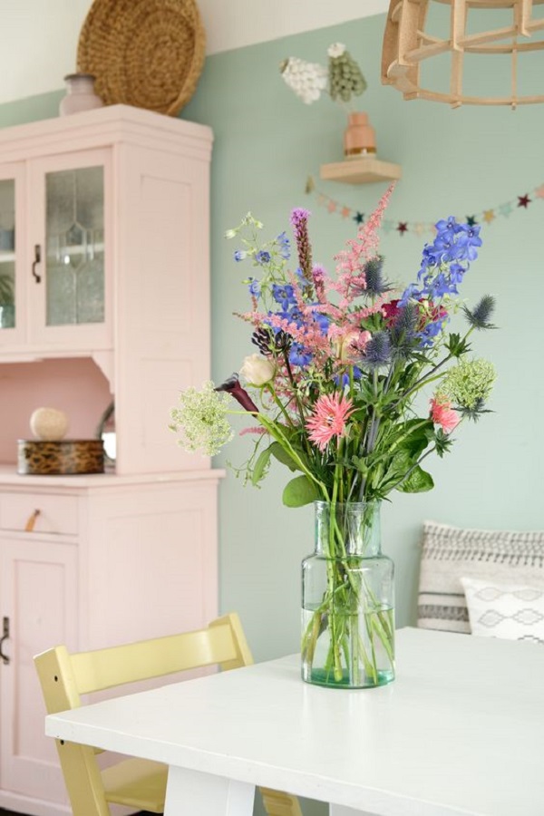 Mesa decorada com vaso de vidro para arranjo de flores do campo