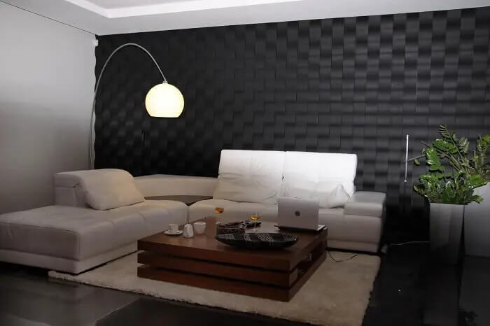 Móveis brancos e painel de gesso para sala com acabamento preto