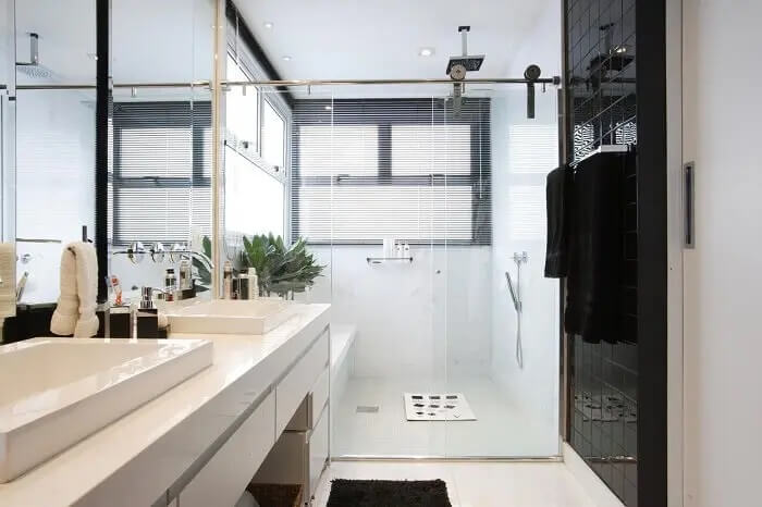 O chuveiro de teto esta presente nos projetos de banheiros modernos